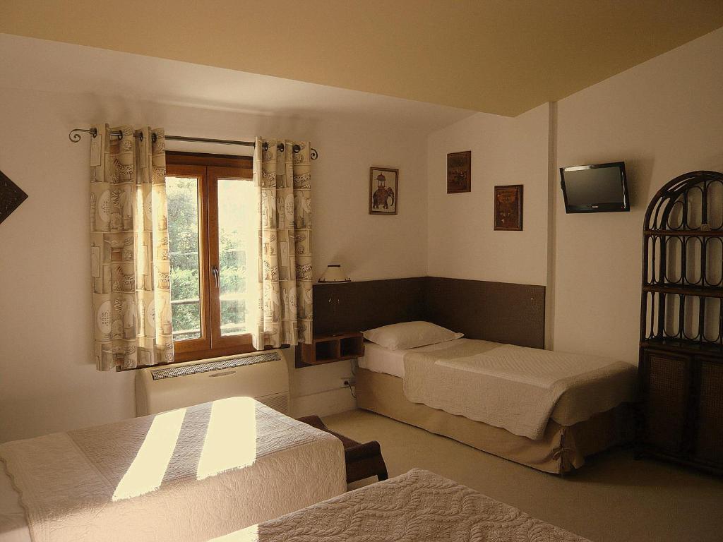 Hotel Mistral Mas-Blanc-des-Alpilles Habitación foto