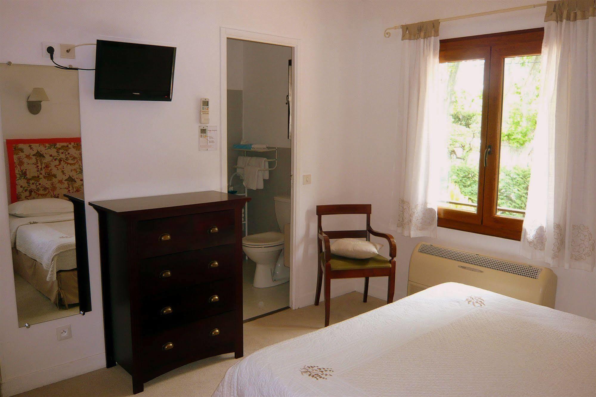 Hotel Mistral Mas-Blanc-des-Alpilles Exterior foto
